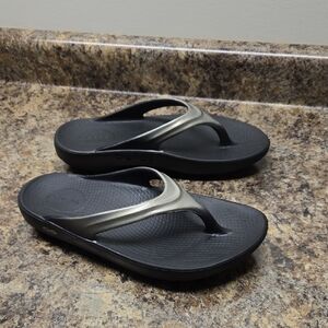 OOFOS OOLALA Classic Light Weight Sandals In Size 9